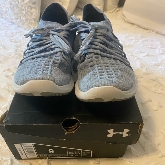 Under Armour running shoes - Picture 3 of 12